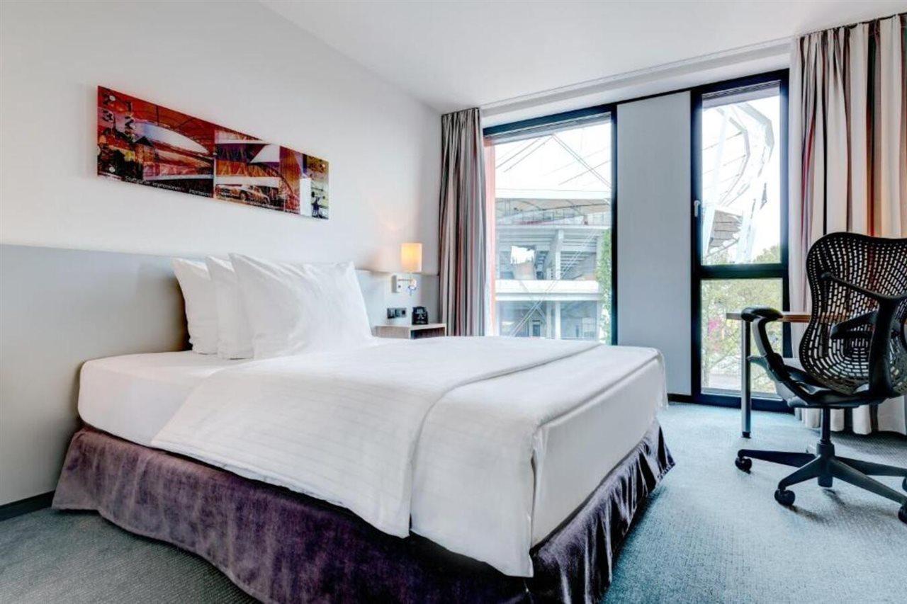 Hilton Garden Inn Stuttgart Neckarpark Exterior foto