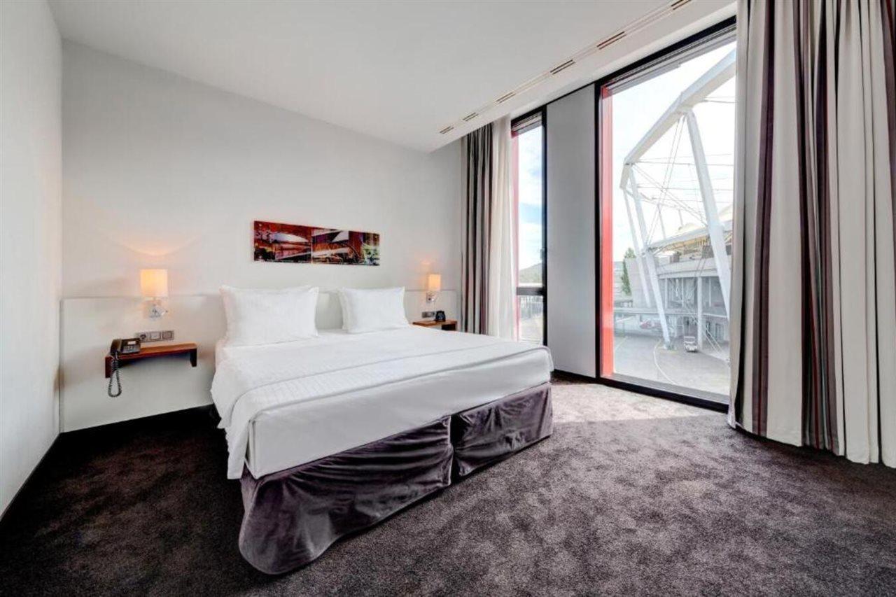 Hilton Garden Inn Stuttgart Neckarpark Exterior foto