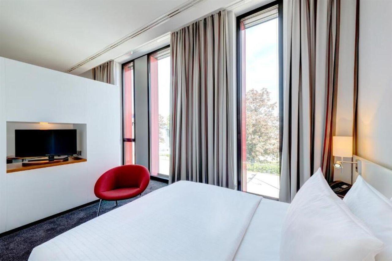 Hilton Garden Inn Stuttgart Neckarpark Exterior foto