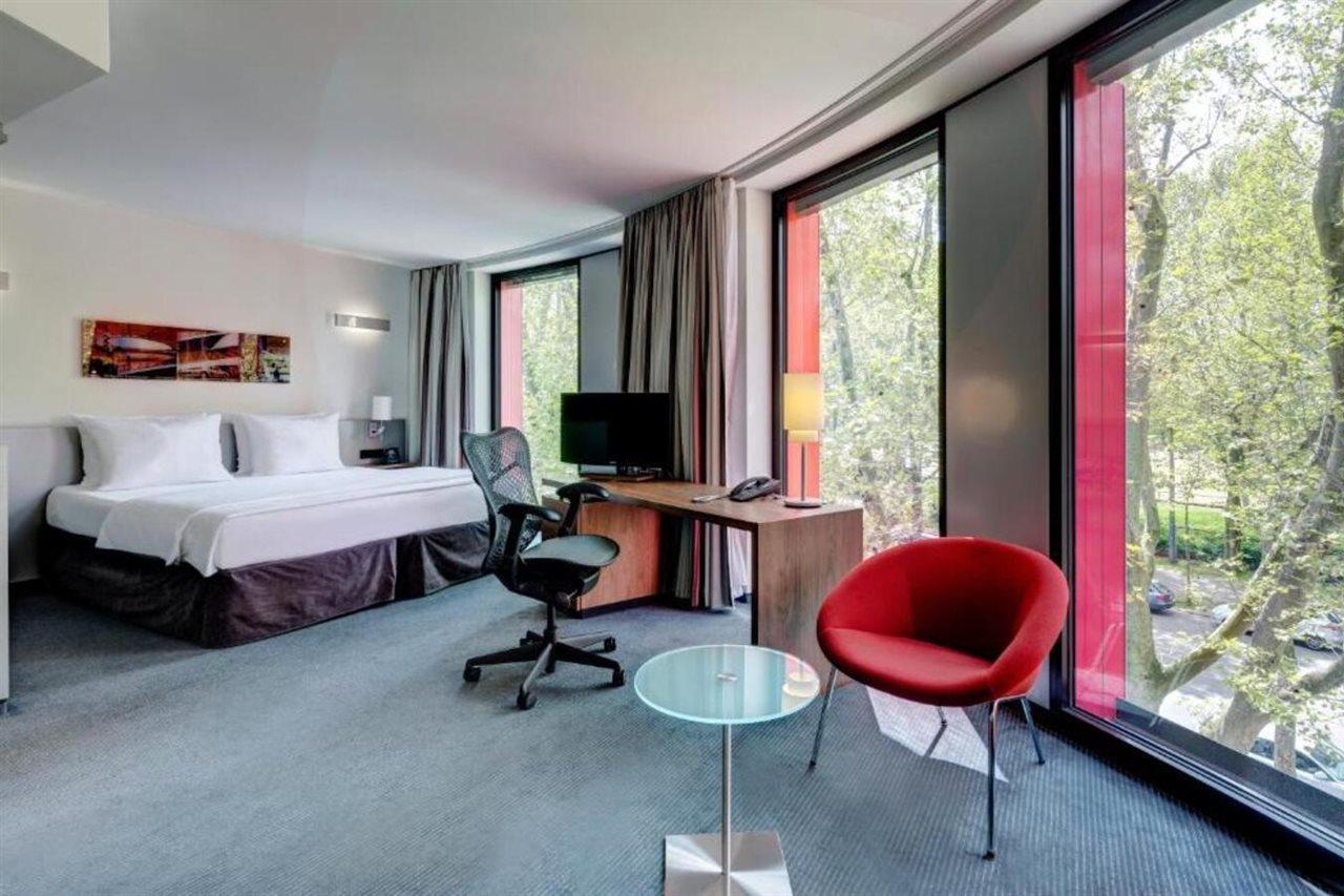 Hilton Garden Inn Stuttgart Neckarpark Exterior foto
