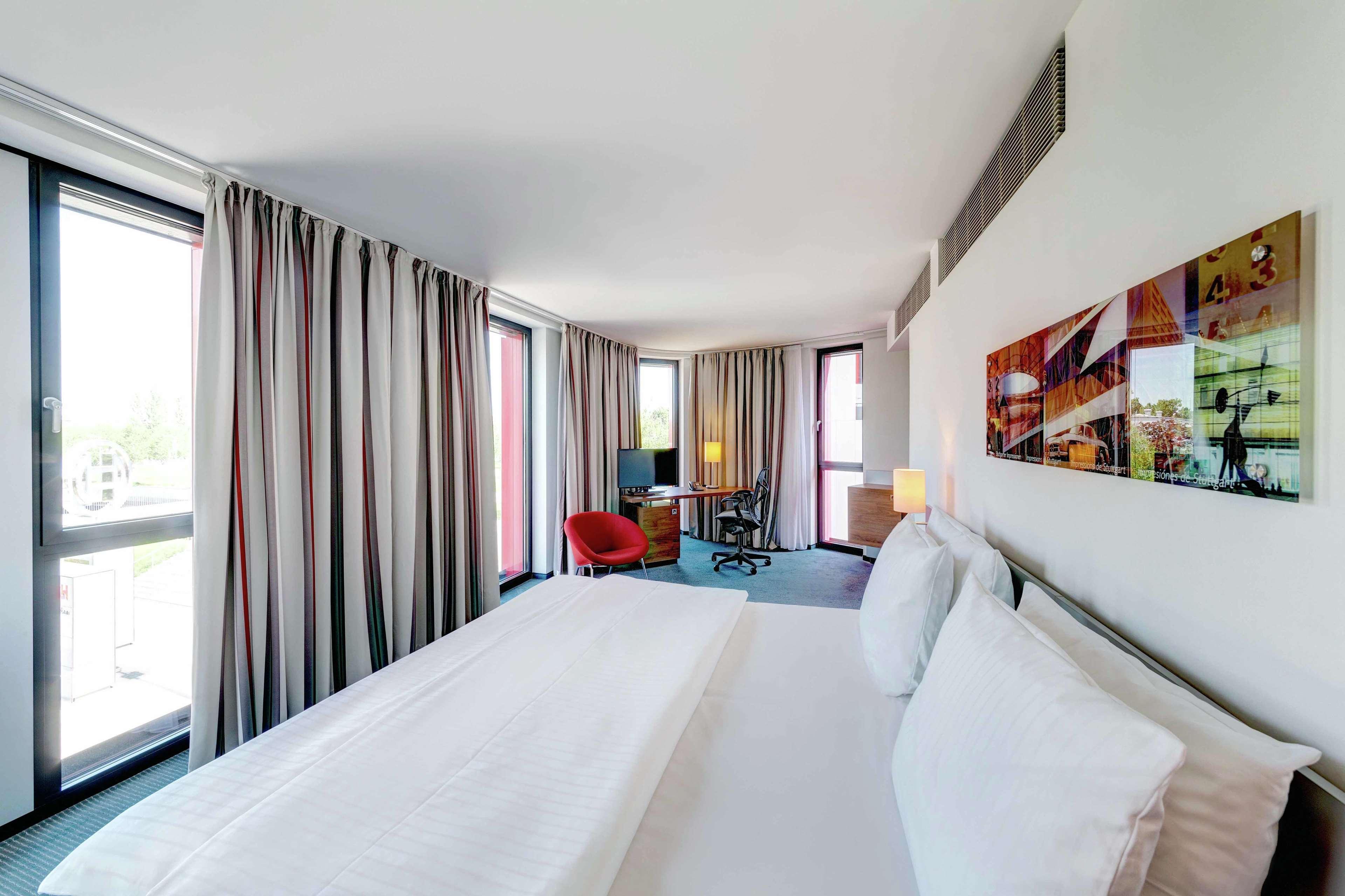Hilton Garden Inn Stuttgart Neckarpark Exterior foto