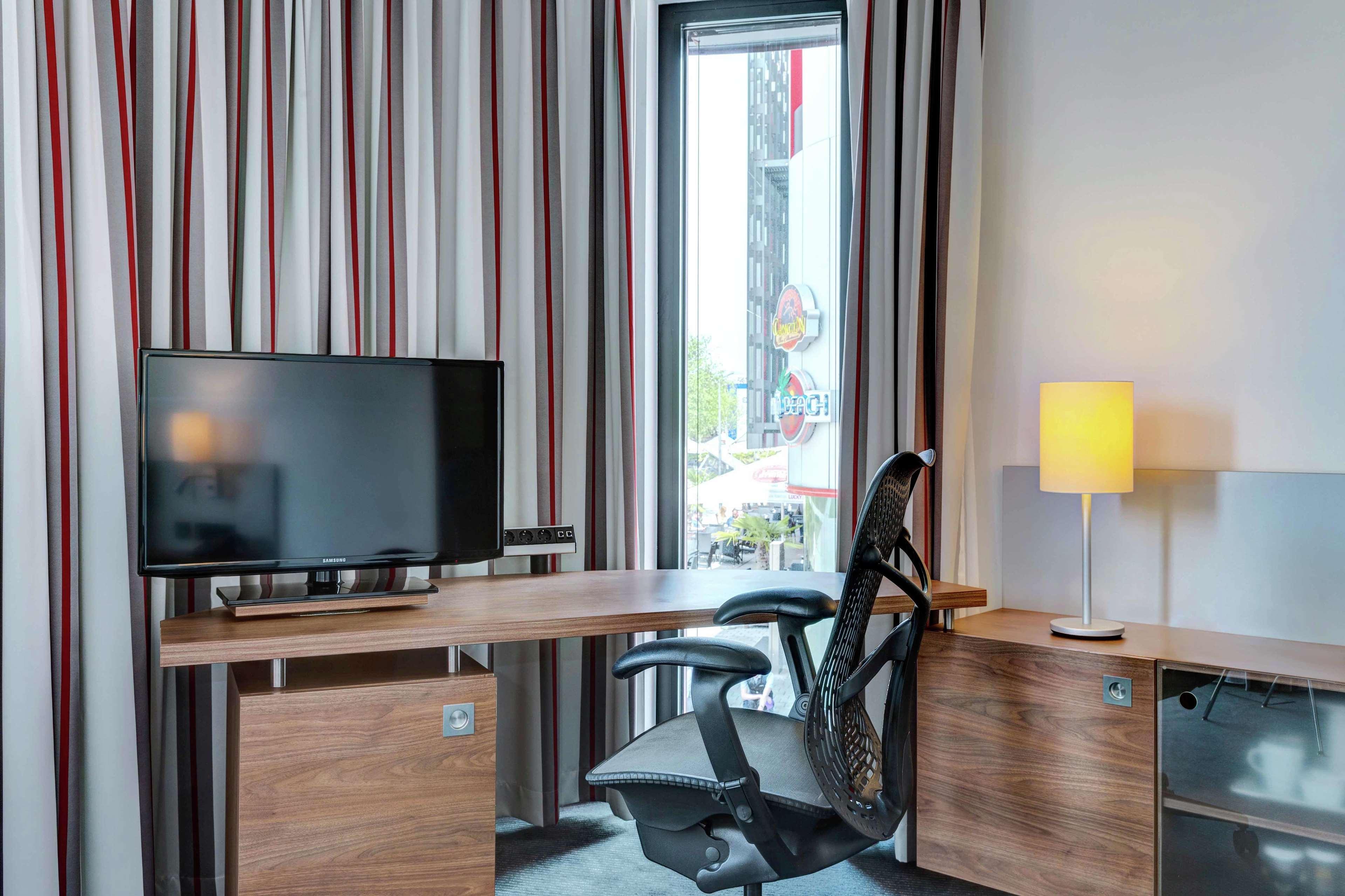 Hilton Garden Inn Stuttgart Neckarpark Exterior foto