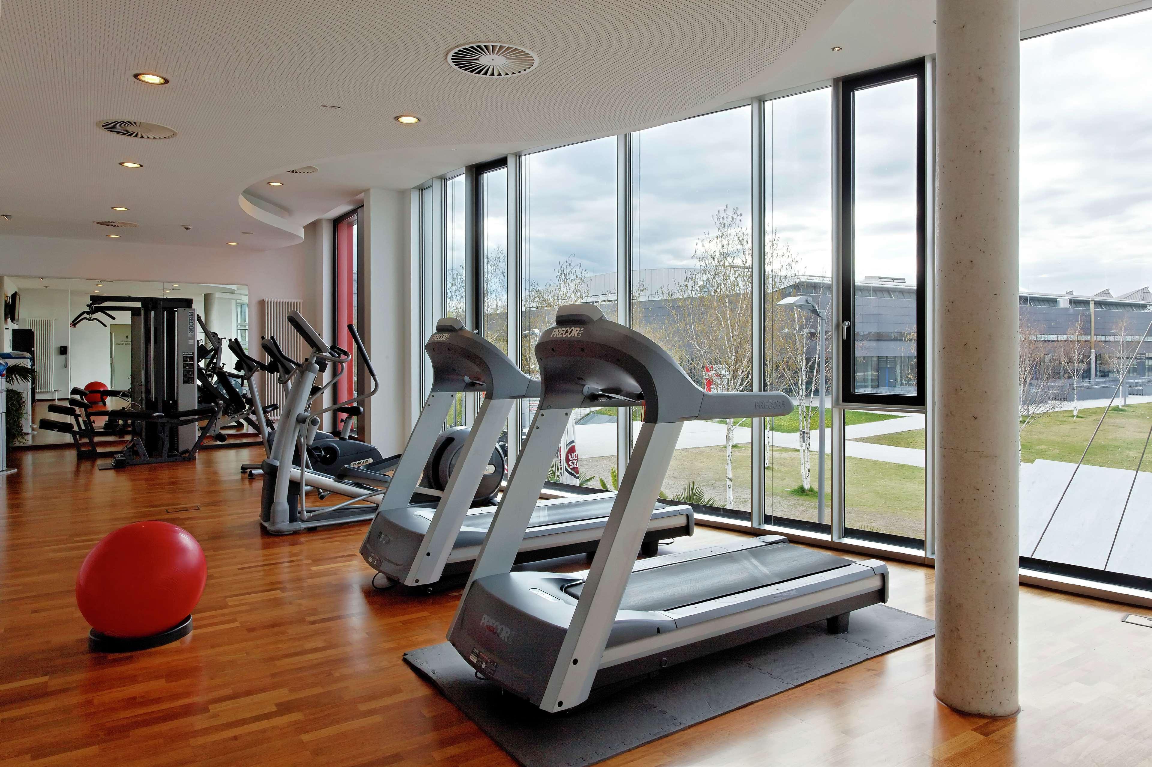 Hilton Garden Inn Stuttgart Neckarpark Exterior foto
