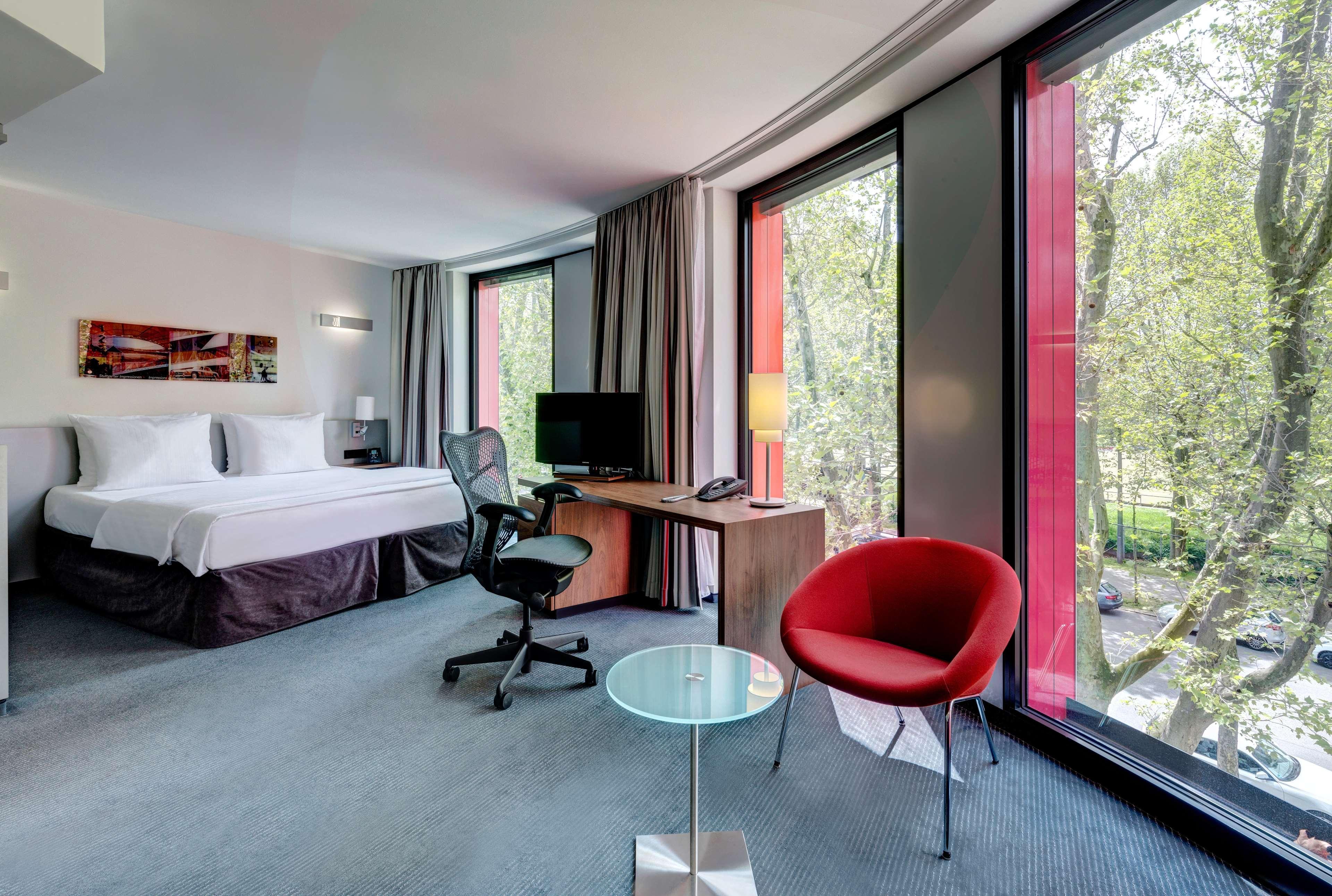 Hilton Garden Inn Stuttgart Neckarpark Exterior foto