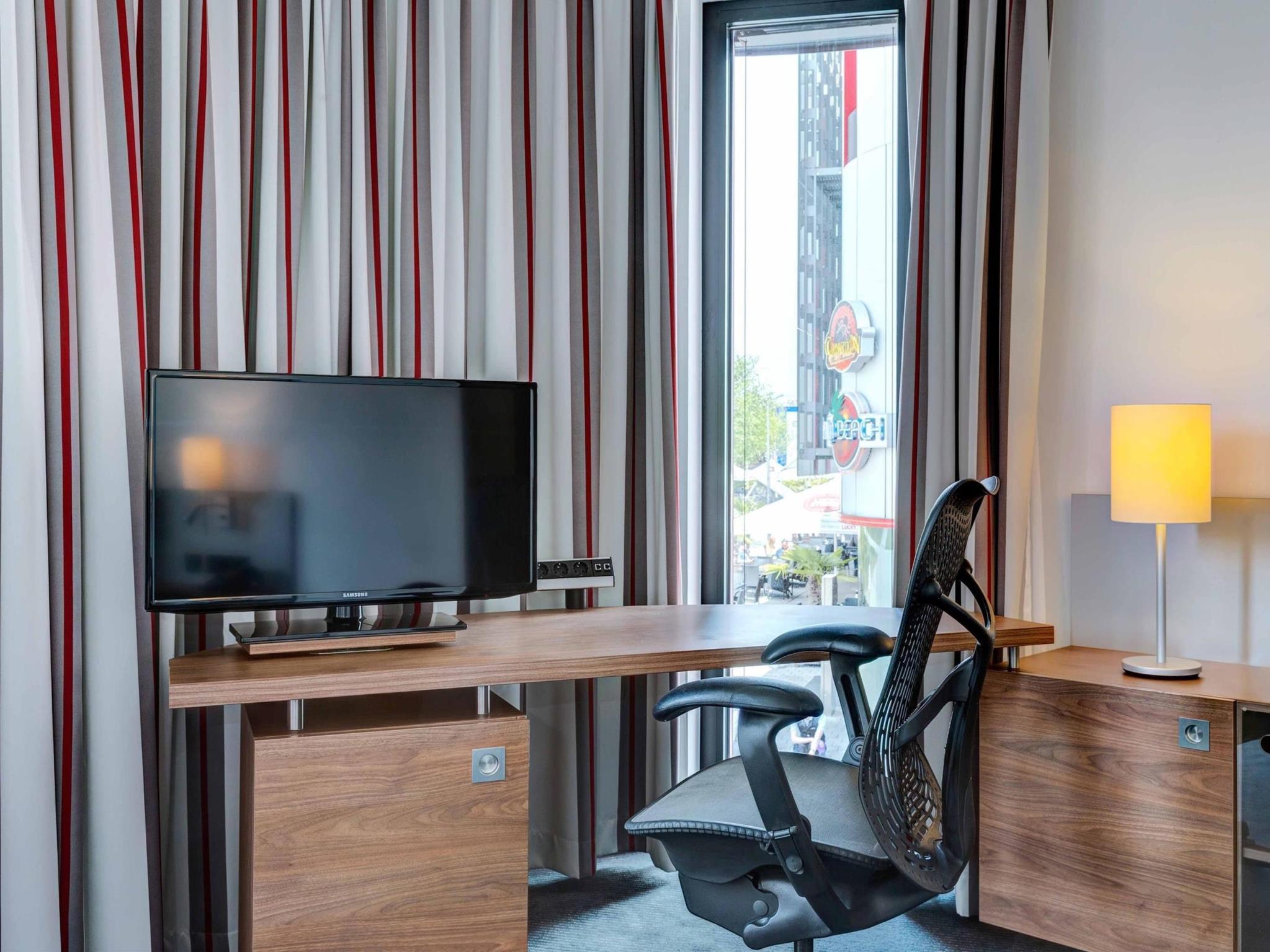 Hilton Garden Inn Stuttgart Neckarpark Exterior foto