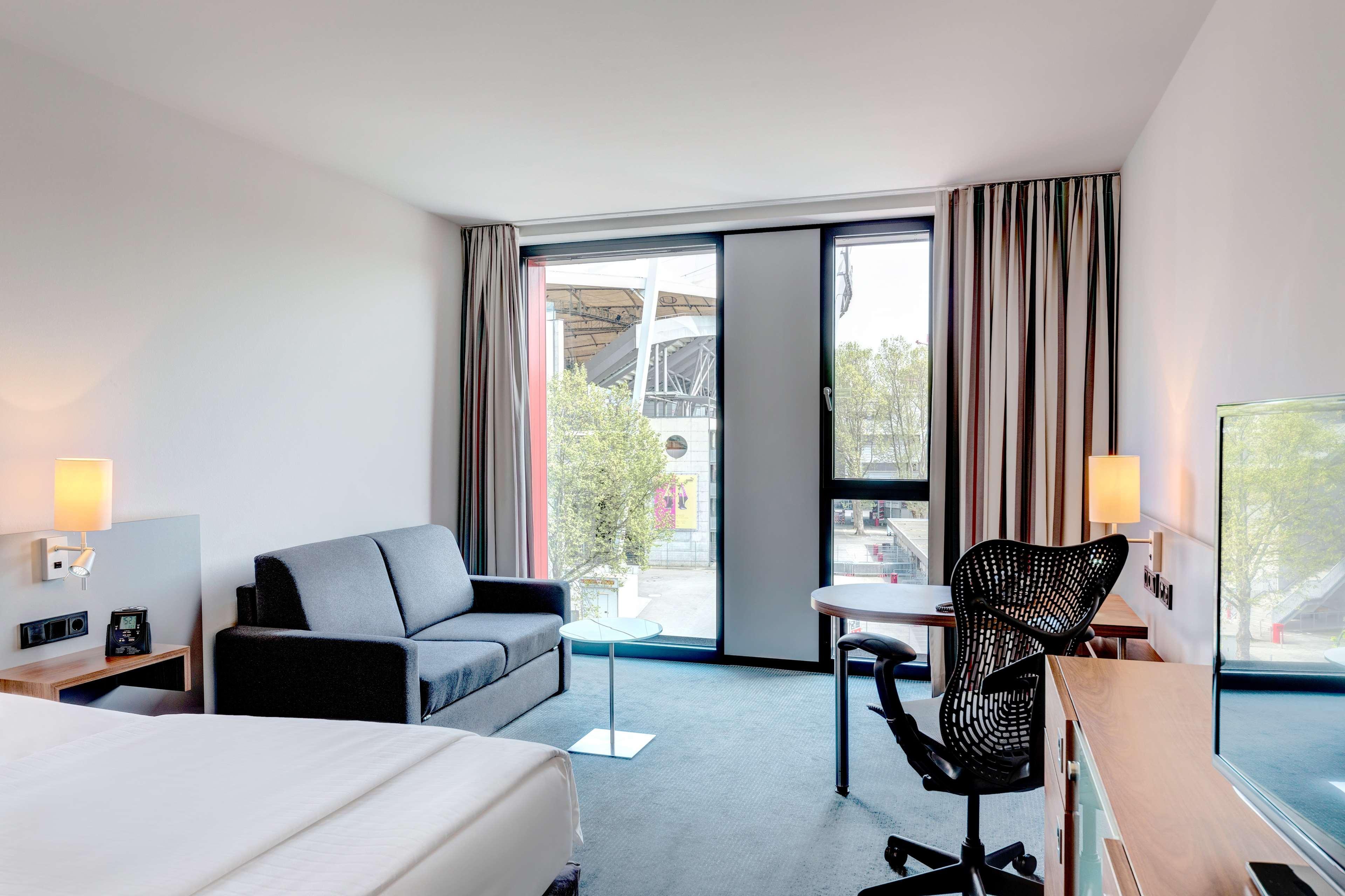 Hilton Garden Inn Stuttgart Neckarpark Exterior foto