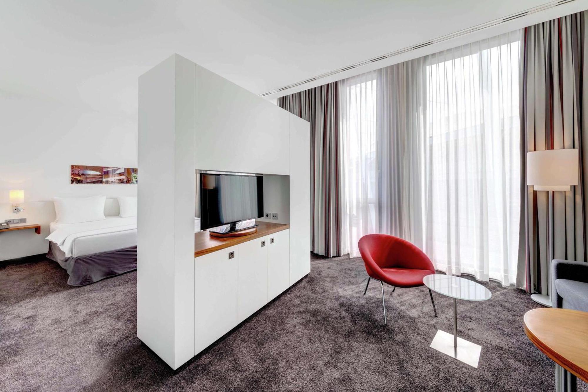 Hilton Garden Inn Stuttgart Neckarpark Exterior foto