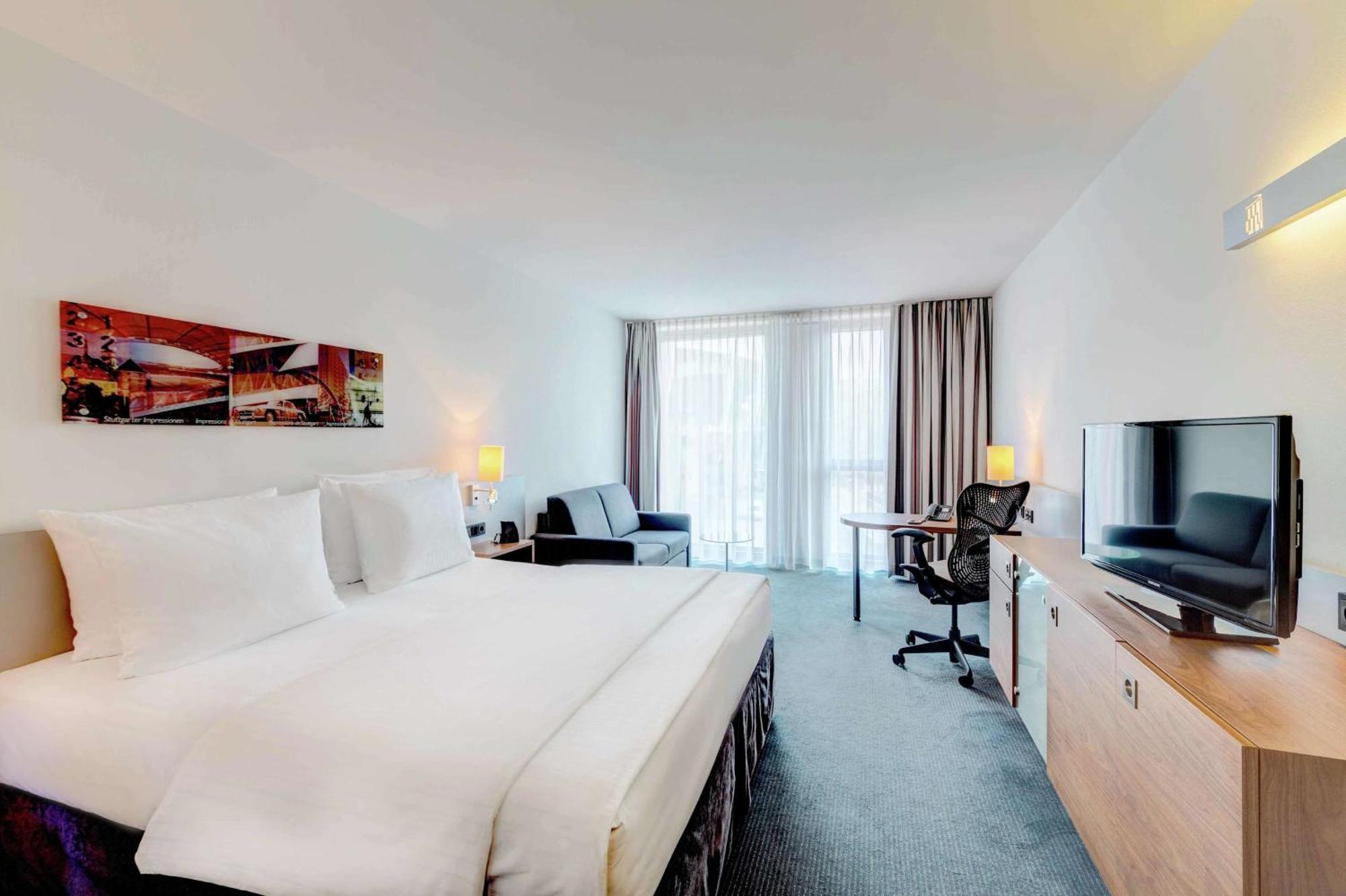 Hilton Garden Inn Stuttgart Neckarpark Exterior foto