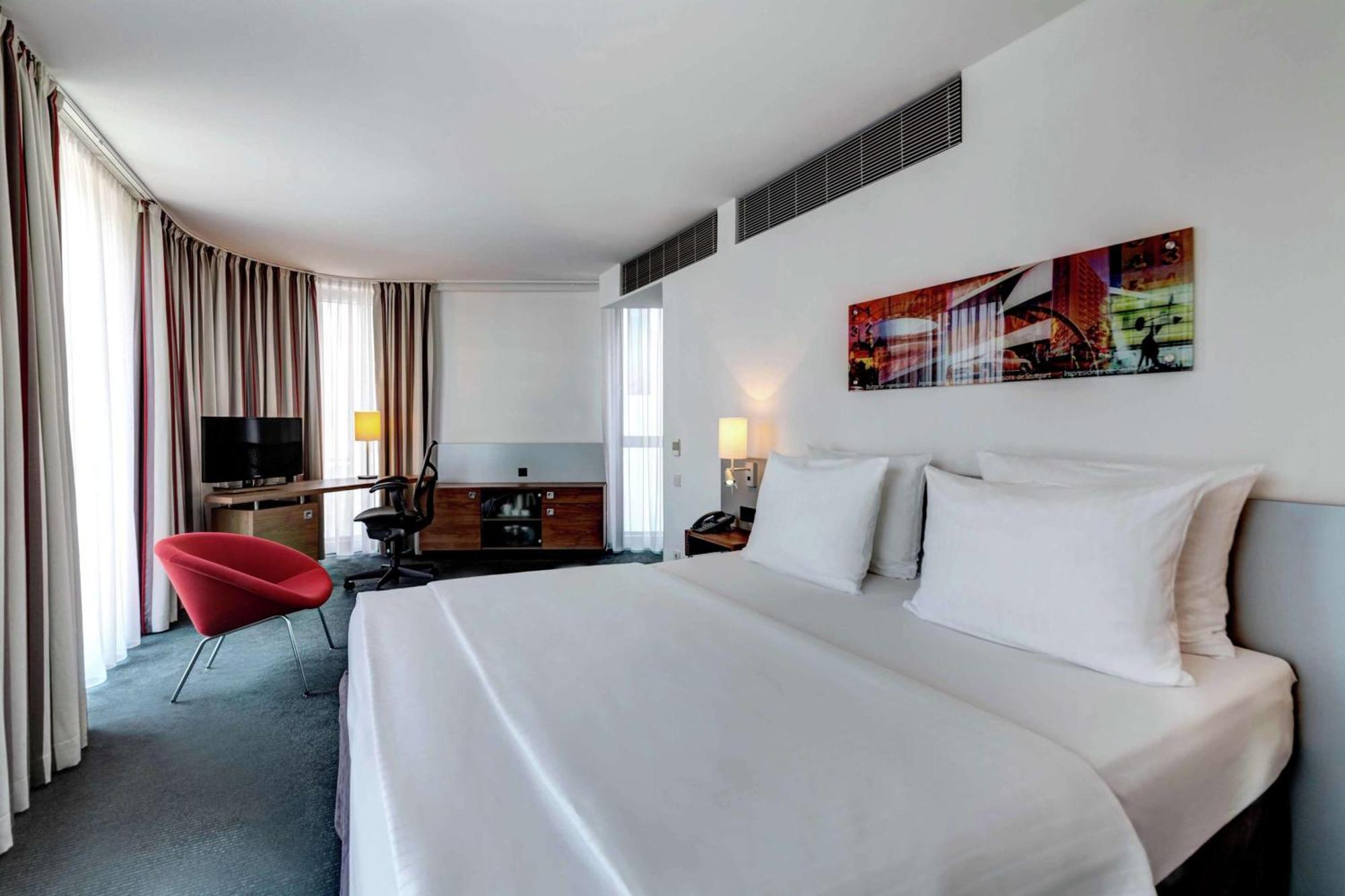 Hilton Garden Inn Stuttgart Neckarpark Exterior foto