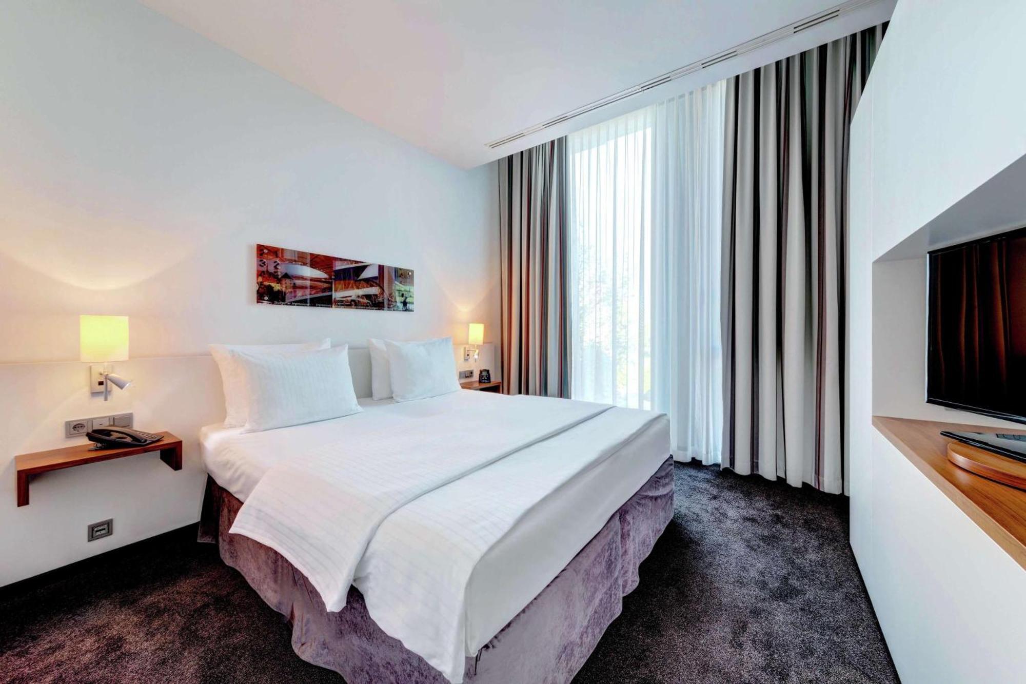 Hilton Garden Inn Stuttgart Neckarpark Exterior foto