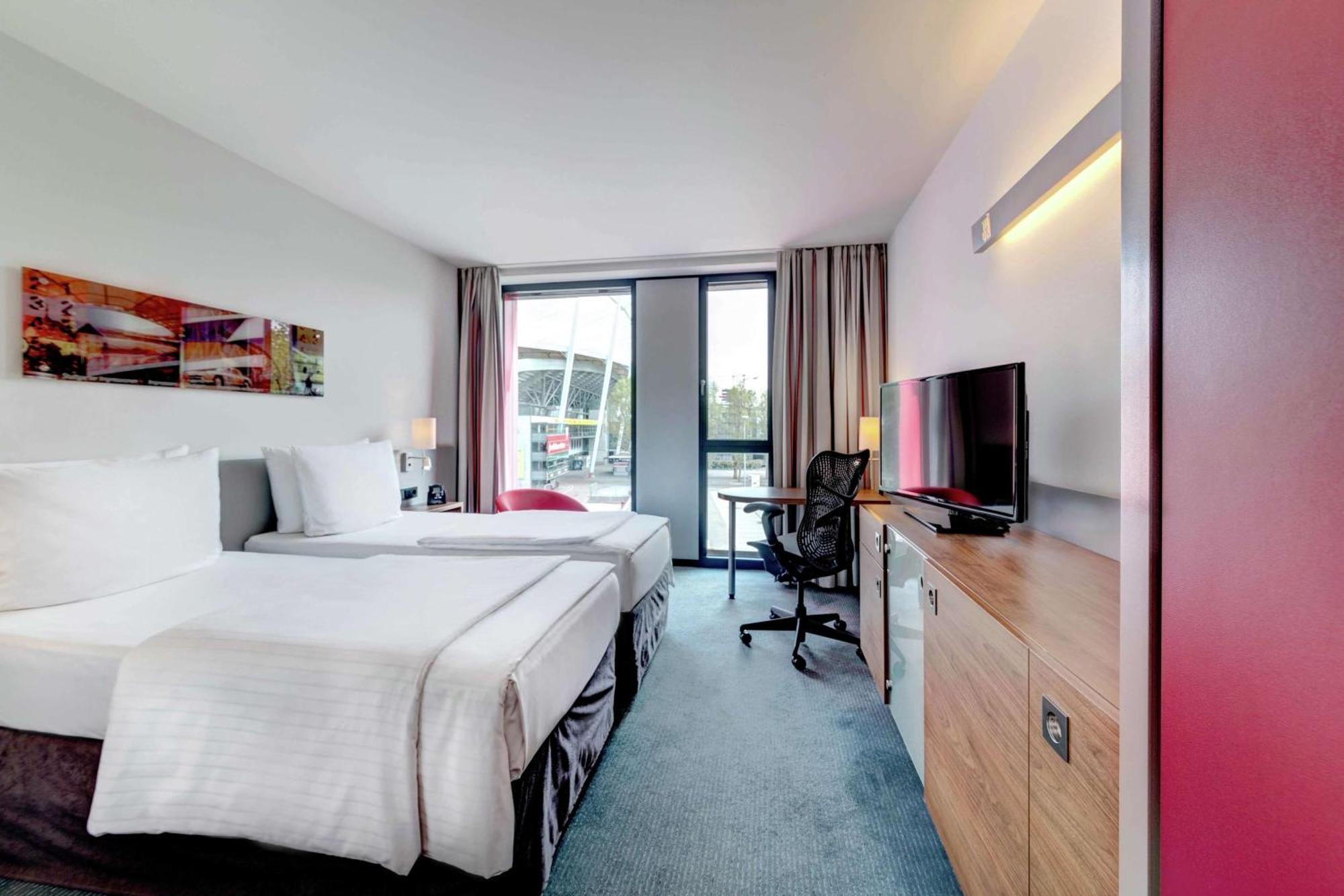 Hilton Garden Inn Stuttgart Neckarpark Exterior foto