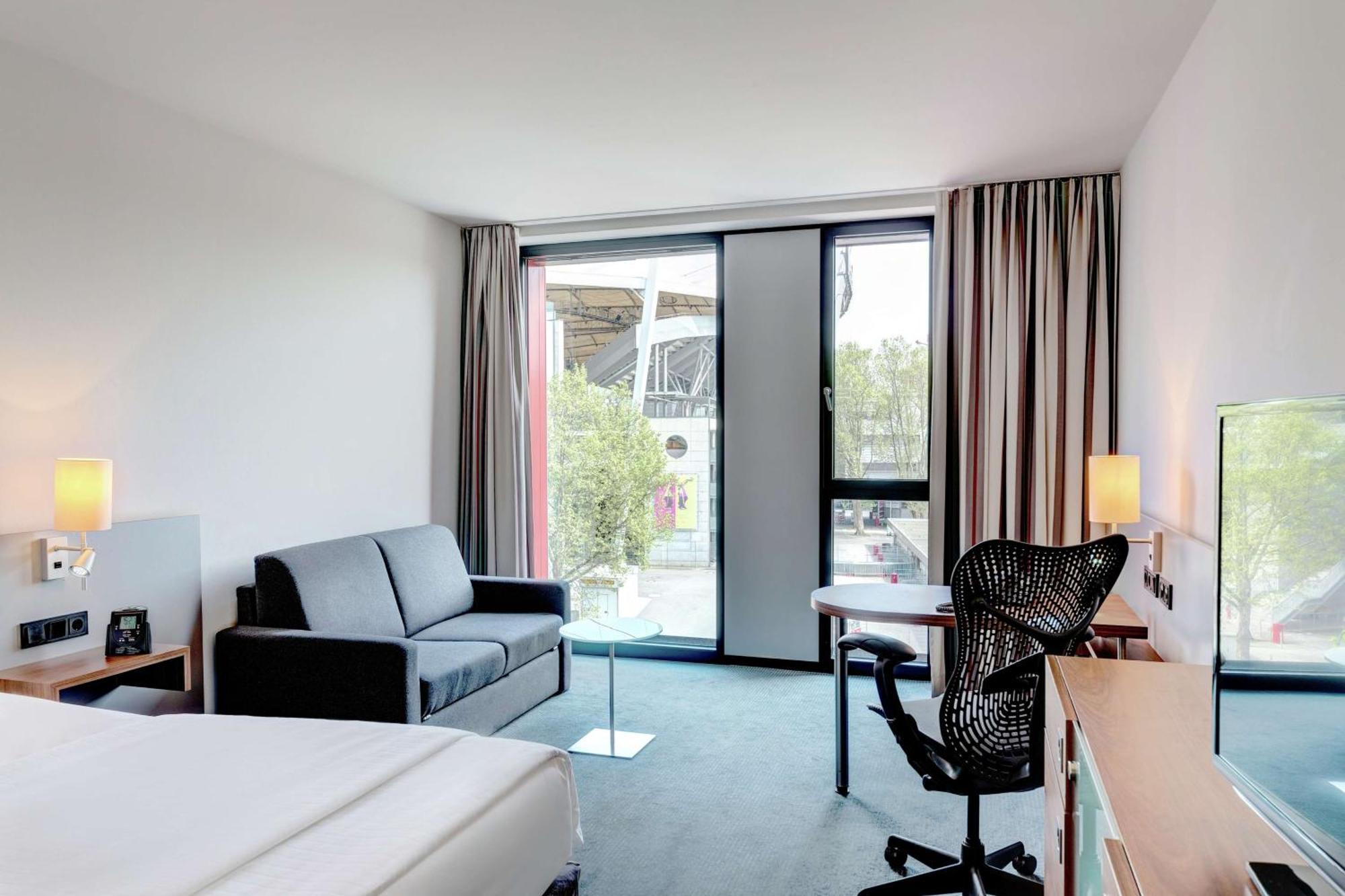 Hilton Garden Inn Stuttgart Neckarpark Exterior foto