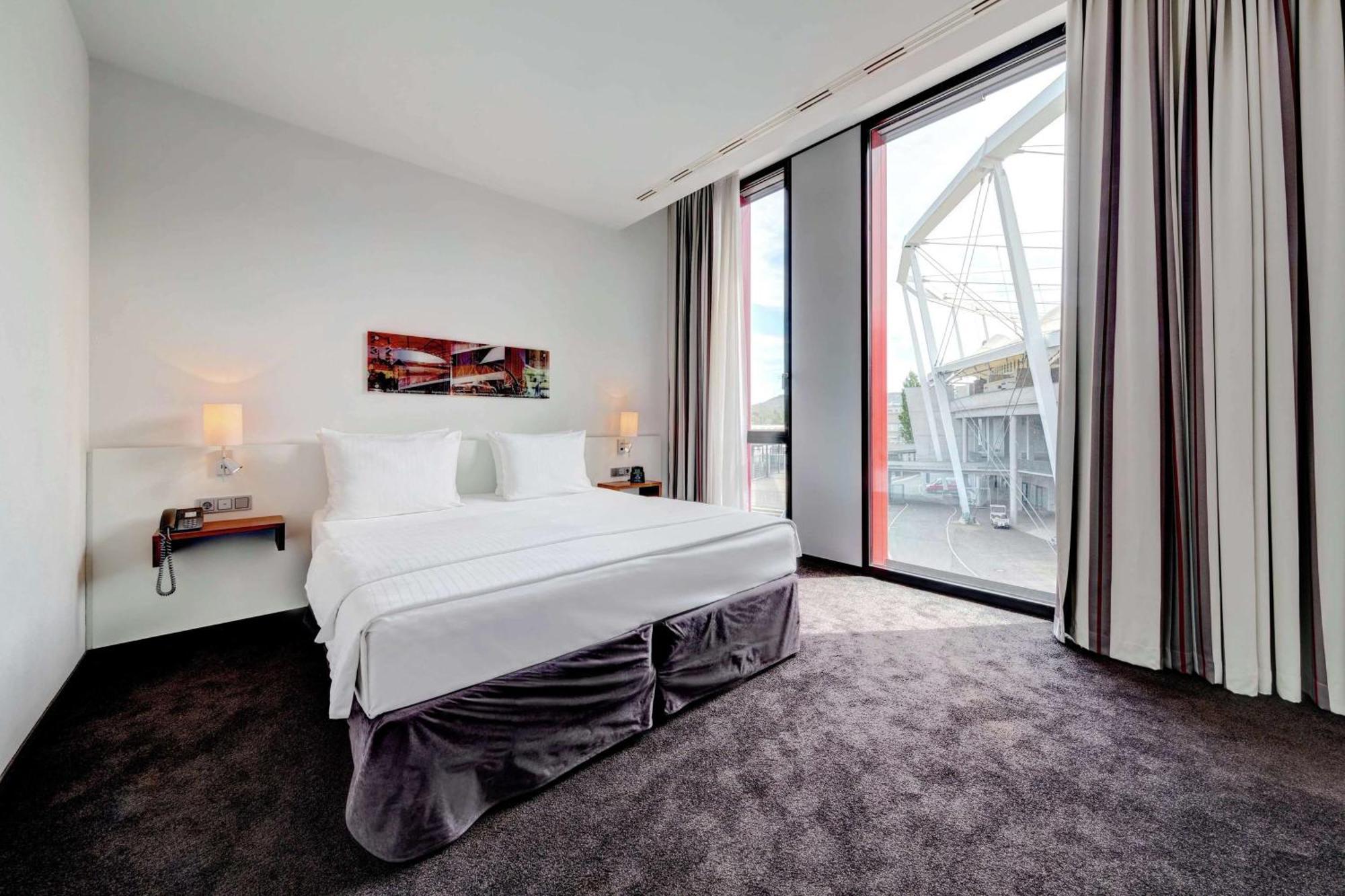 Hilton Garden Inn Stuttgart Neckarpark Exterior foto