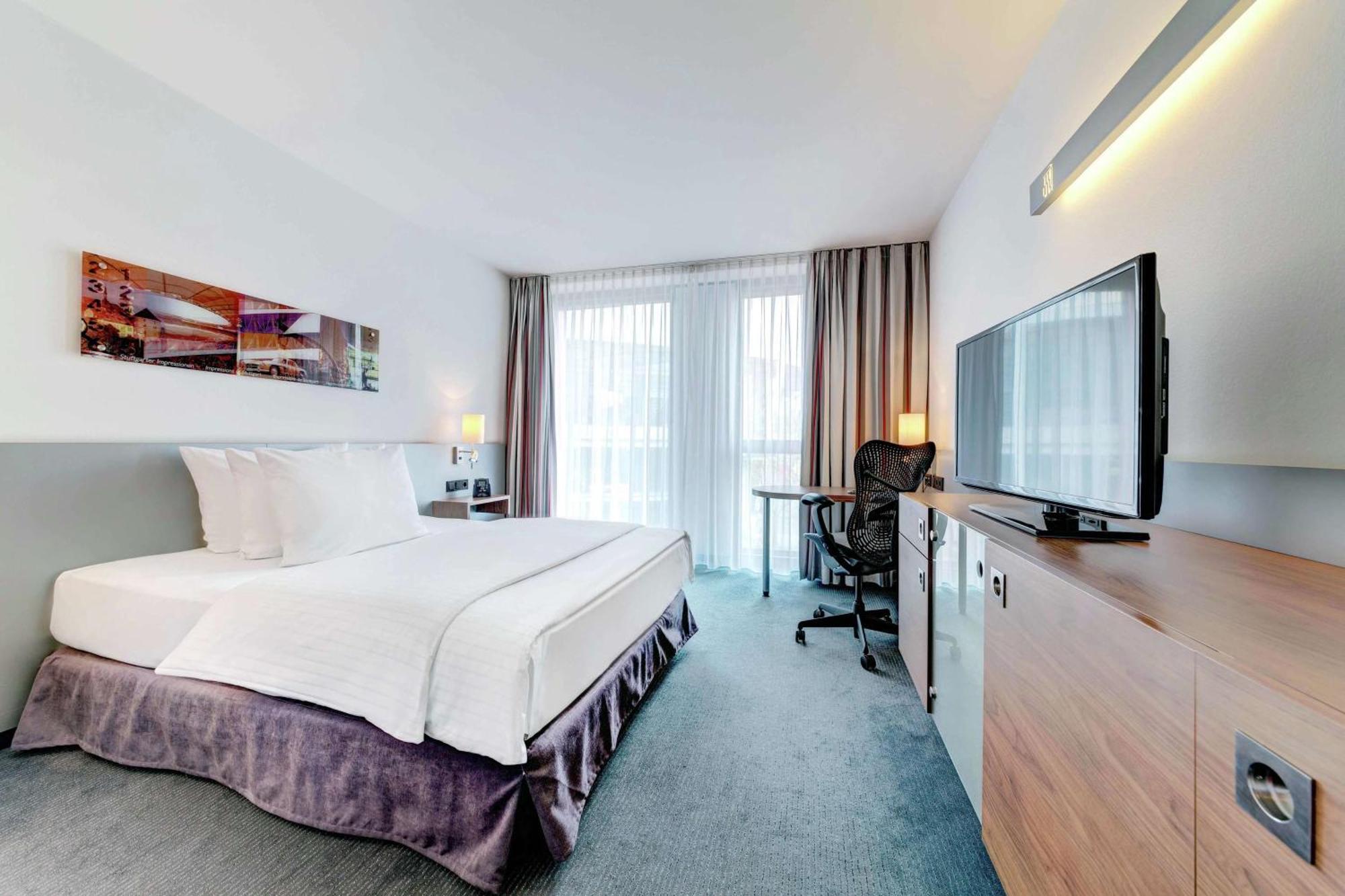 Hilton Garden Inn Stuttgart Neckarpark Exterior foto