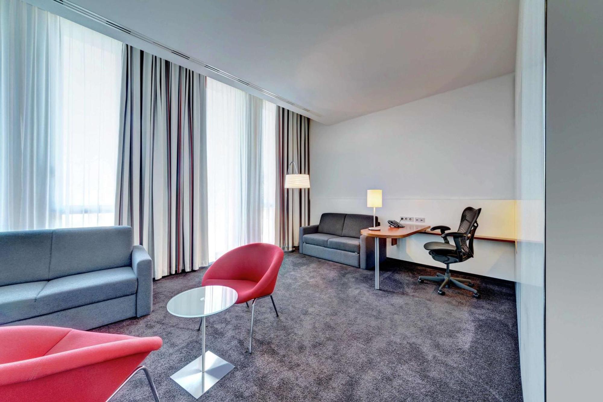 Hilton Garden Inn Stuttgart Neckarpark Exterior foto