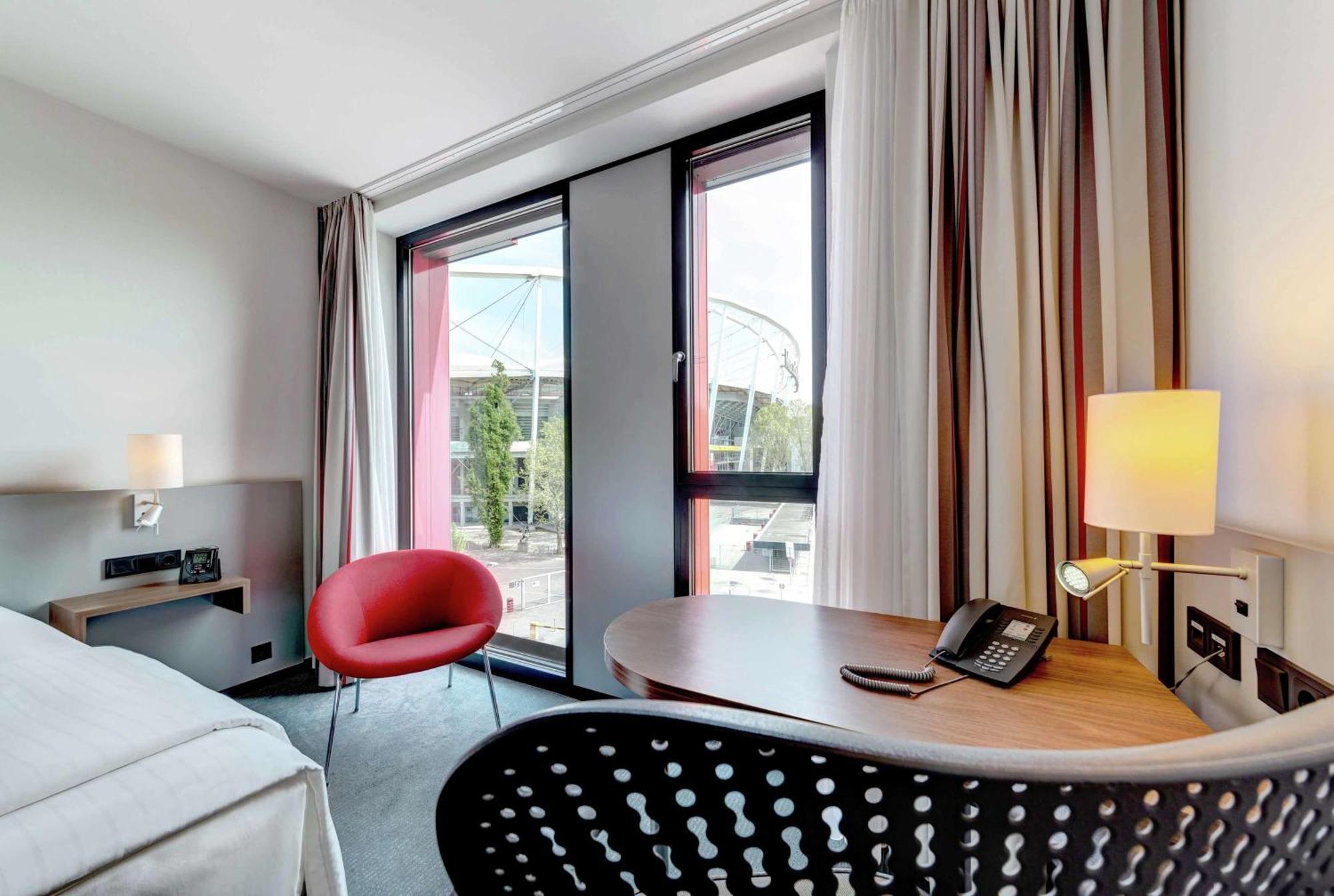 Hilton Garden Inn Stuttgart Neckarpark Exterior foto