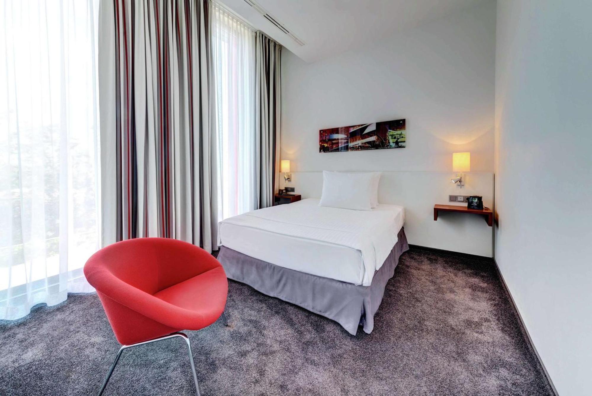 Hilton Garden Inn Stuttgart Neckarpark Exterior foto