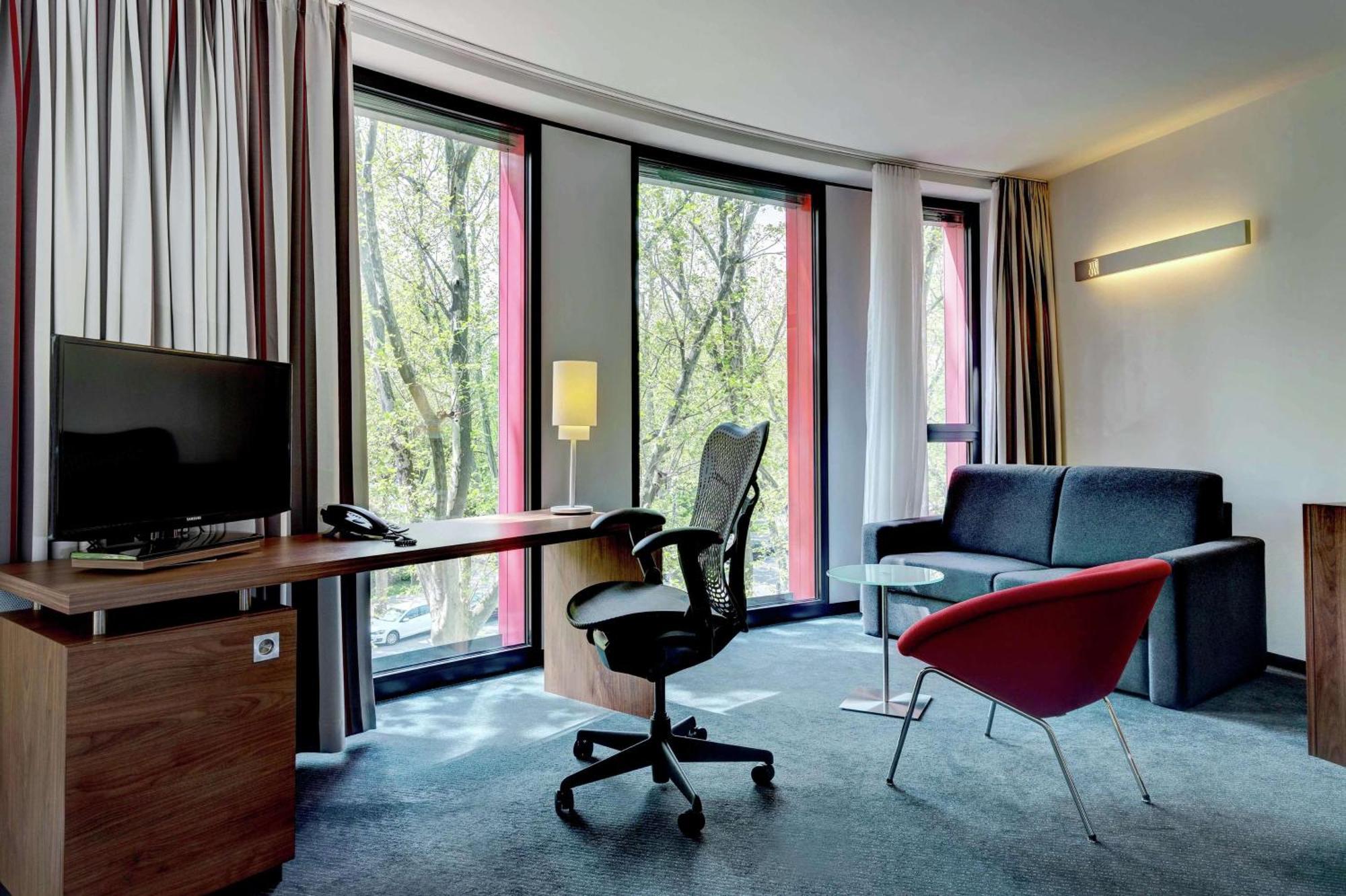 Hilton Garden Inn Stuttgart Neckarpark Exterior foto