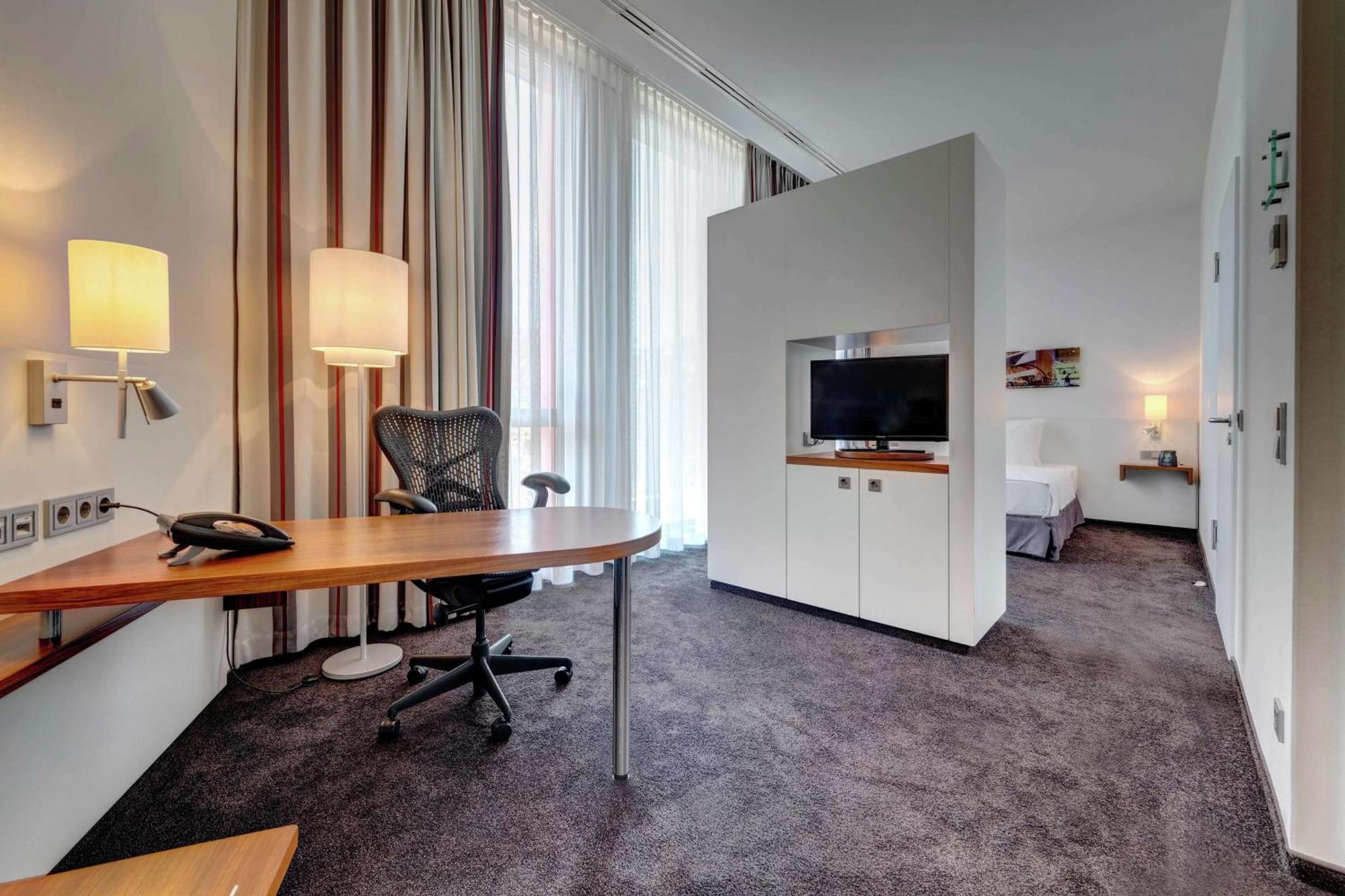 Hilton Garden Inn Stuttgart Neckarpark Exterior foto