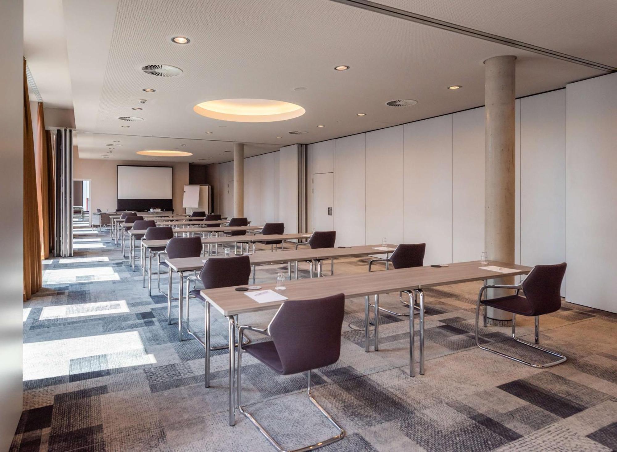 Hilton Garden Inn Stuttgart Neckarpark Exterior foto
