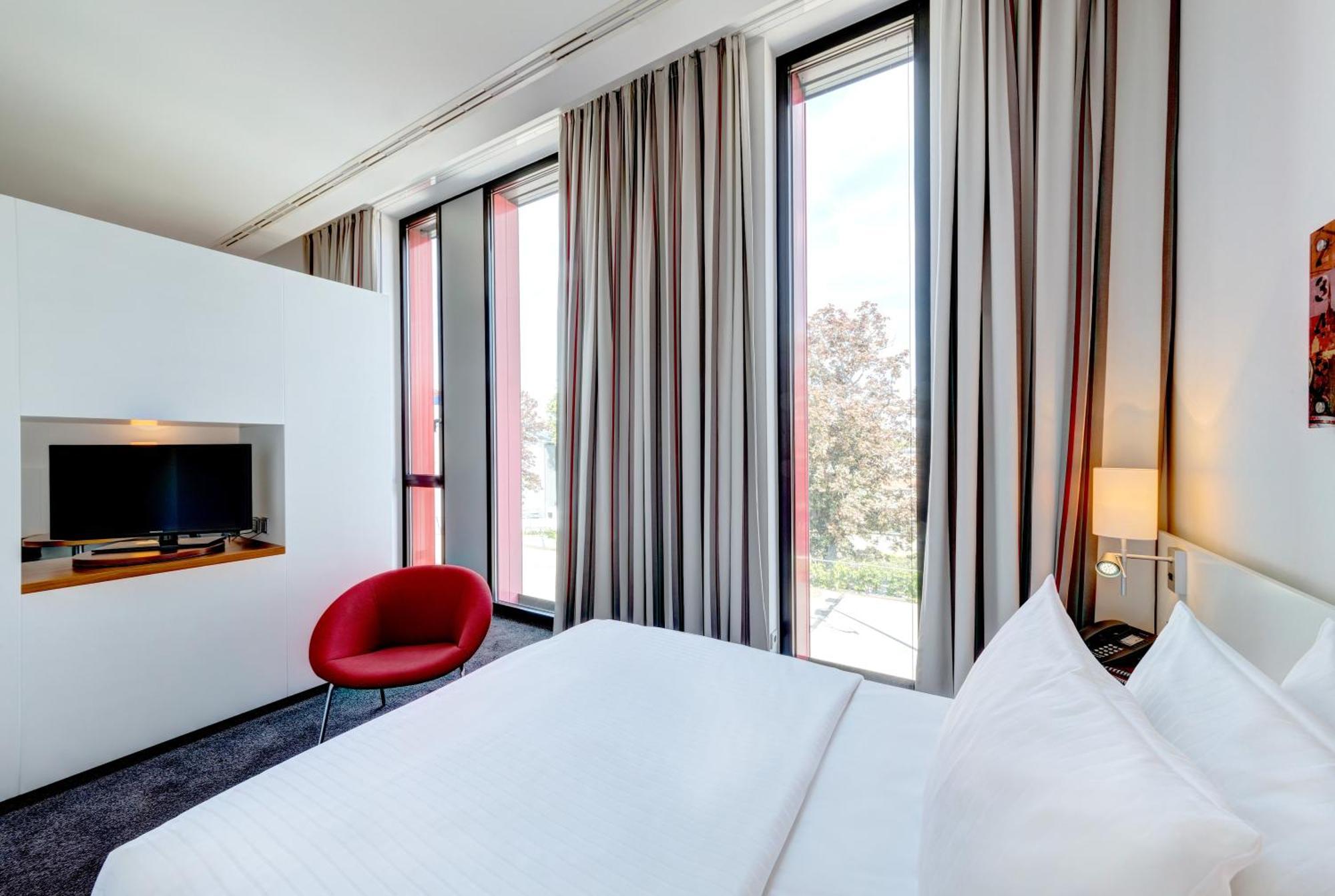 Hilton Garden Inn Stuttgart Neckarpark Exterior foto