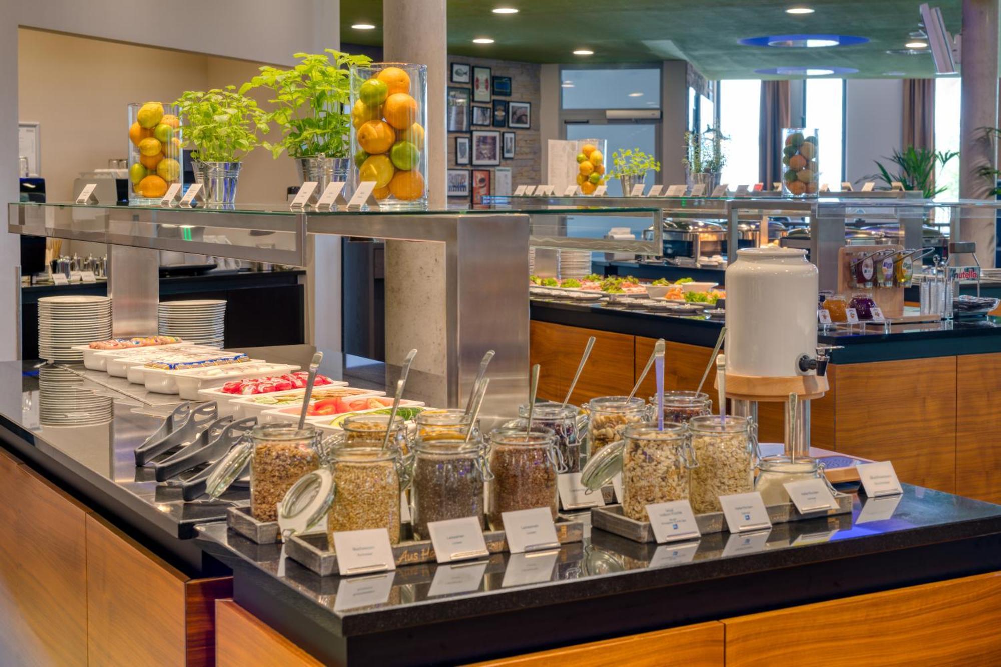 Hilton Garden Inn Stuttgart Neckarpark Exterior foto