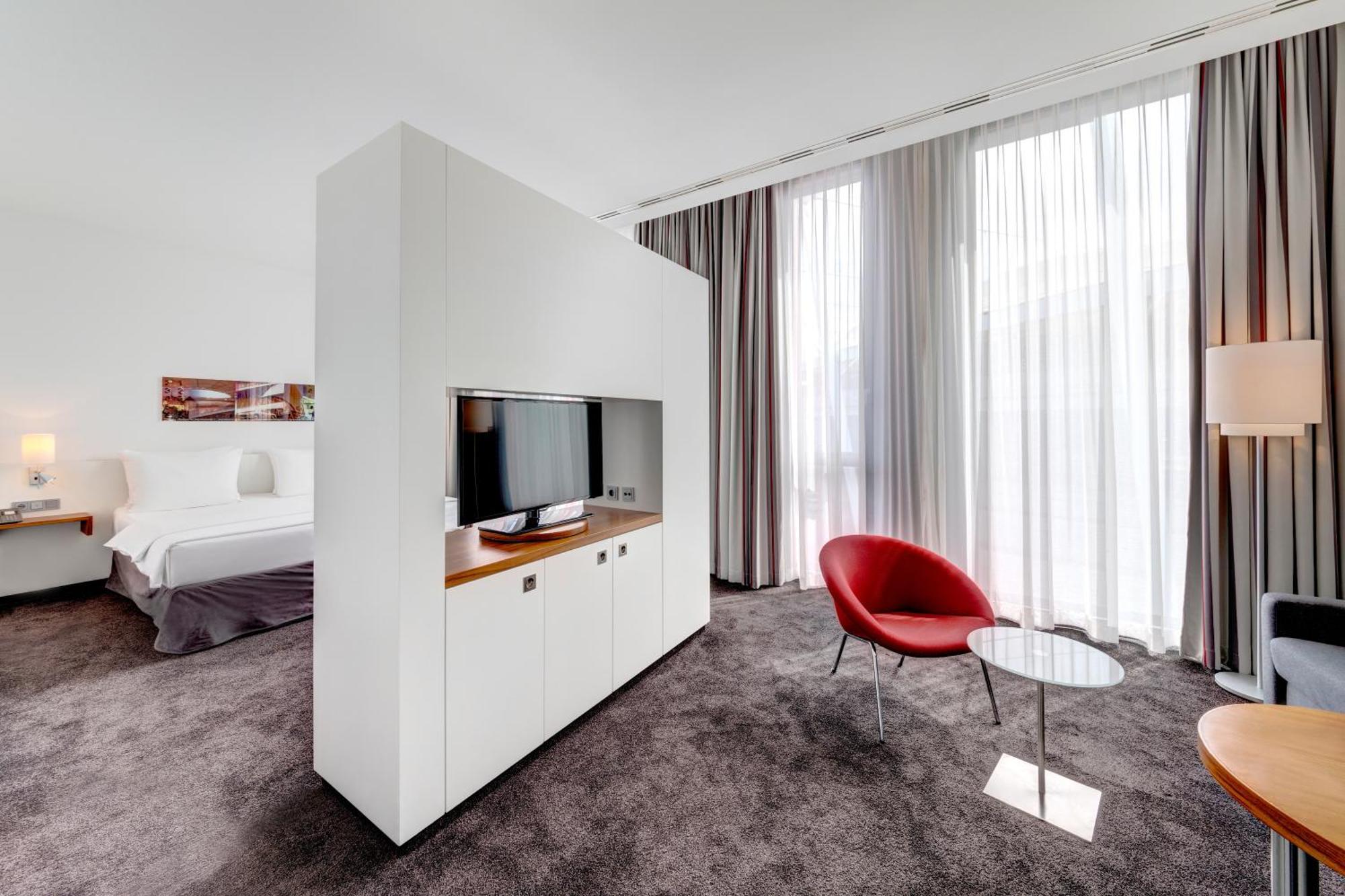 Hilton Garden Inn Stuttgart Neckarpark Exterior foto