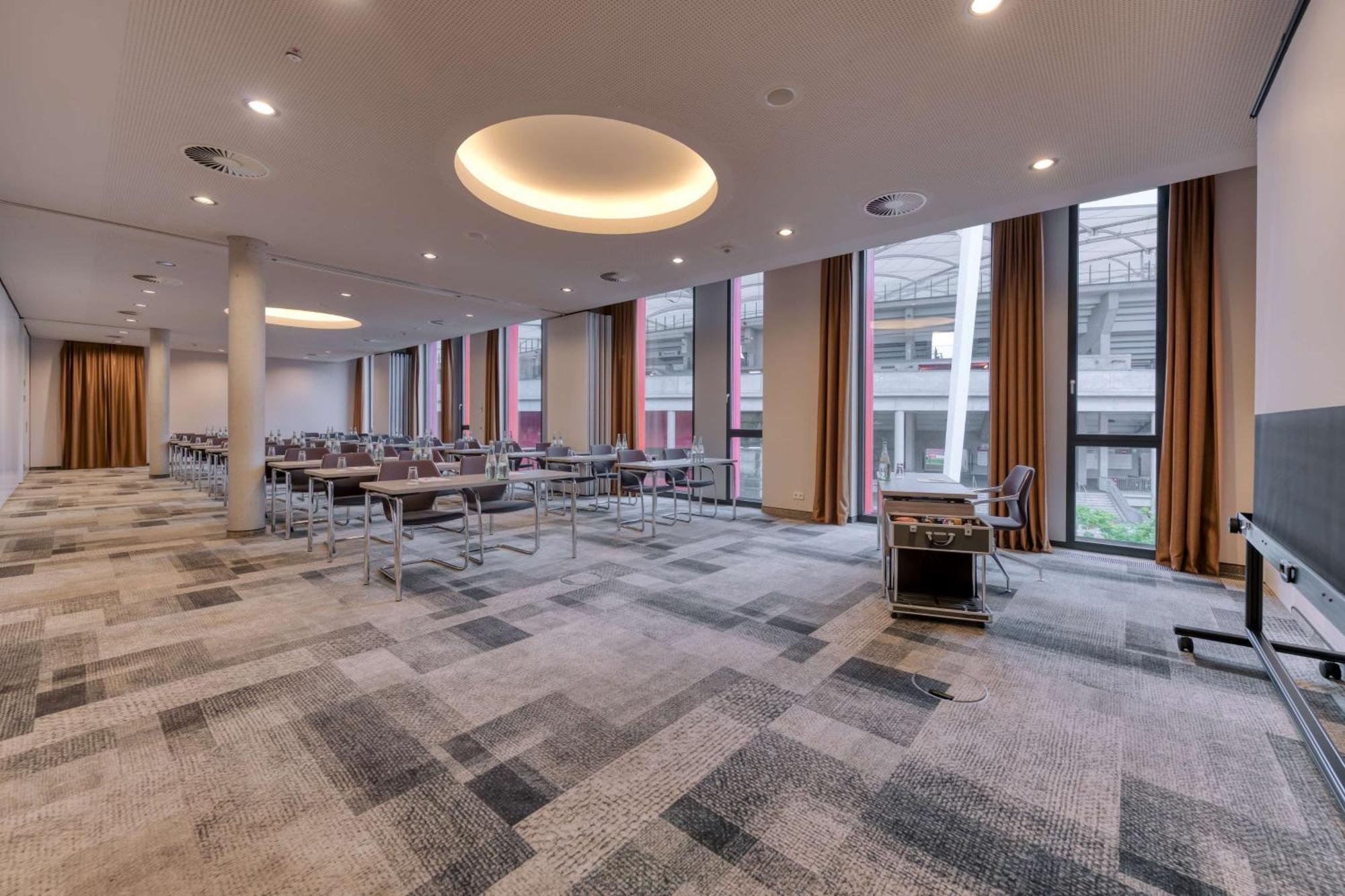 Hilton Garden Inn Stuttgart Neckarpark Exterior foto