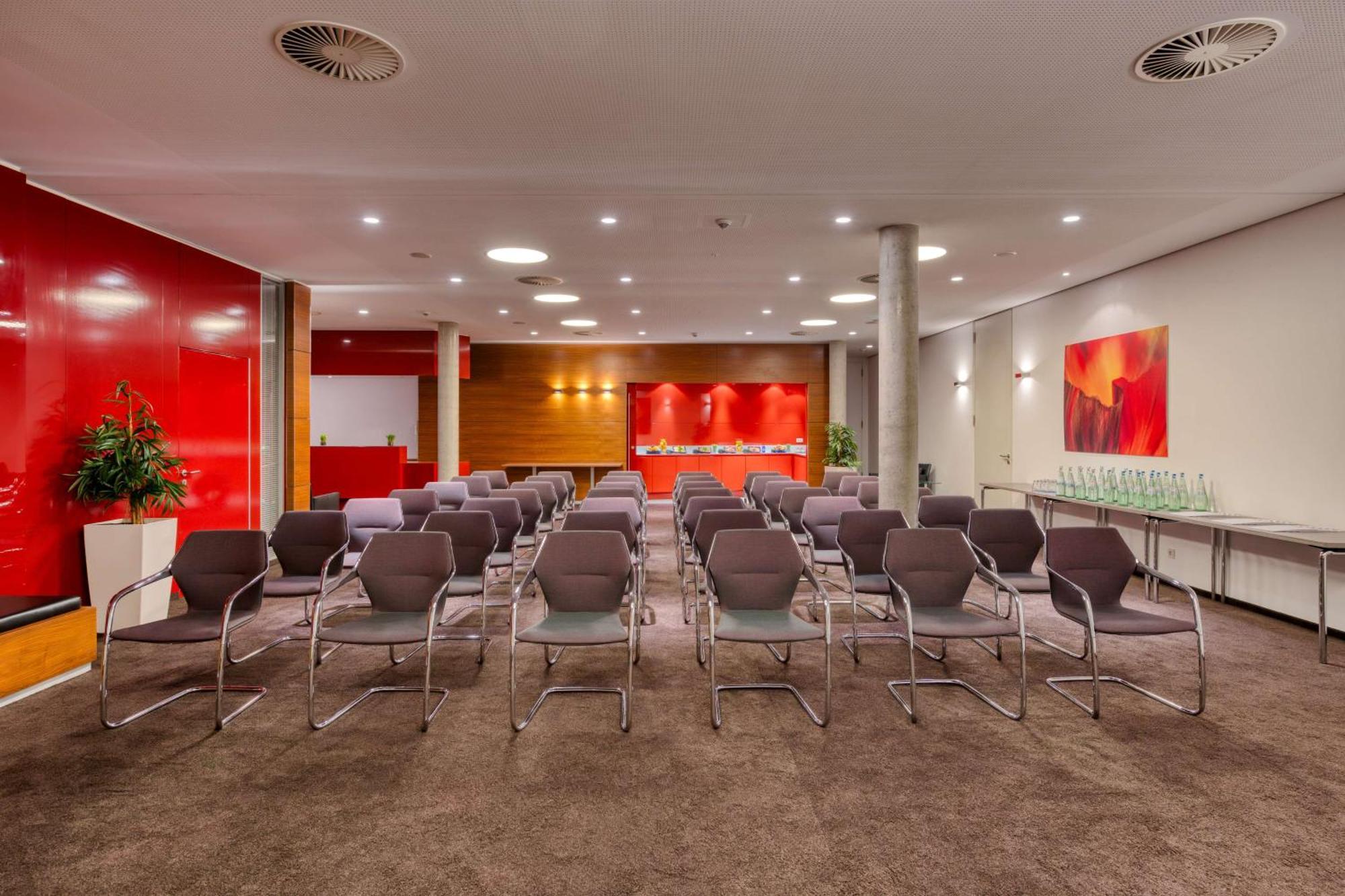 Hilton Garden Inn Stuttgart Neckarpark Exterior foto